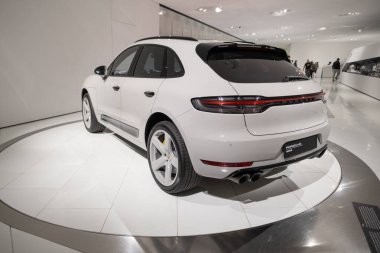 beyaz Porsche Macan GTS, 4x4 tüm tekerden çekişli, sergi salonunda zarif spor araba, sürdürülebilir geliştirme, otomotiv endüstrisinde yenilik Porsche AG gösterisi, Almanya - 26 Ocak 2024