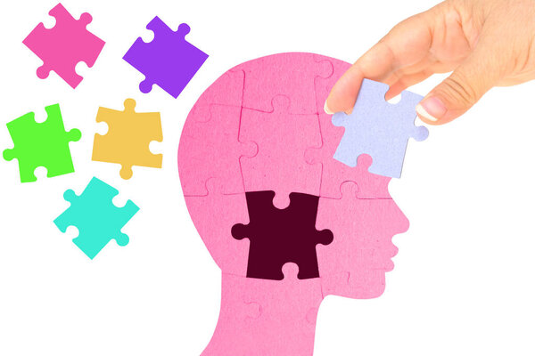 человеческая голова, кусочек картонной головоломки в женской руке, Философия себя, Фрагментированная идентичность, Человеческая уязвимость, Творческий фон