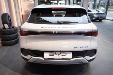 Yeni beyaz BYD Han EV 3.95, dikiz aynası, Studio 'da elektrikli araç Çinli üreticisi, showroom' da zarif araba, Stuttgart, Almanya 'da otomotiv endüstrisinde yenilik - 26 Ocak 2024