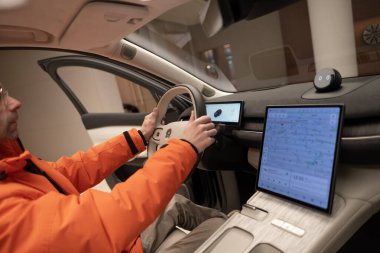 NIO EL7, dijital panel, iç mekan, kokpit modern EV, direksiyondaki erkek eller, sürücü güvenliği, Avrupa 'daki çevre aracı Frankfurt, Almanya - 31 Ocak 2024