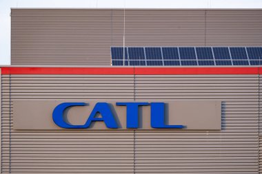 Reklam pankartı CATL Çağdaş Amperex Teknoloji Limited elektrikli araç pili üreticisi ön cephe binasında, sürdürülebilir gelişim Teknoloji, Arnstadt, Almanya - 05 Şubat 2024