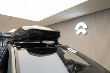 Çin markası Nio 'dan elektrikli SUV, Studio' da elektrikli sedan ET5, showroom 'da zarif araç, sıfır emisyon ulaşım konsepti, elektrikli araba yeniliği, Frankfurt - 9 Kasım 2023