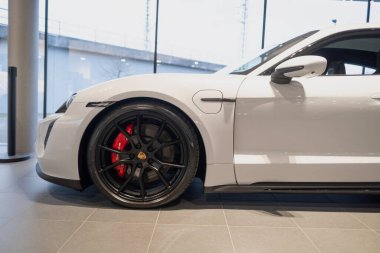 beyaz yeni Porsche Taycan GTS pilli spor otomobil, dört kapılı sedan Porsche otomobil holdingi showroom, otomotiv endüstrisinde icatlar Wiesbaden, Almanya 'da 25 Ocak 2024