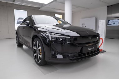 Stüdyo 'da Polestar 2 araba modeli, Volvos EV yan kuruluşu, sergi salonunda gri elektrikli yolcu aracı, alternatif enerji geliştirme, High Tech Technology, Stuttgart, Almanya - 16 Aralık 2024 