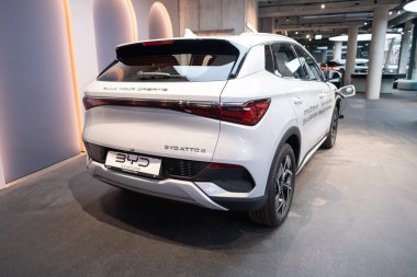 Yeni beyaz BYD Han EV 3.95, dikiz aynası, Studio 'da elektrikli araç Çinli üreticisi, showroom' da zarif araba, Stuttgart, Almanya 'da otomotiv endüstrisinde yenilik - 26 Ocak 2024