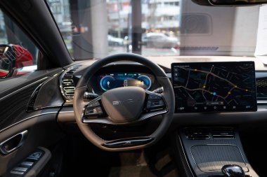 Direksiyon, vites, iç mekan, kokpit BYD Atto 3 elektrikli araba, dijital panel, otomotiv endüstrisinde EV teknolojisi, hatchback Çinli üretici, Frankfurt 'ta icat - 31 Ocak 2024