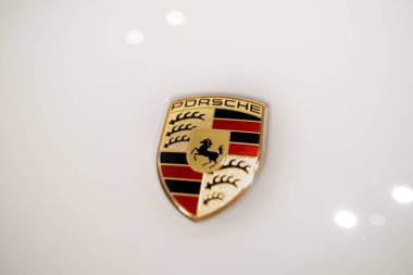 Beyaz Porsche Car 'ın yakın plan detayları, kapaklı logo, showroom' daki zarif araba, otomotiv endüstrisindeki yenilik Porsche AG, Almanya - 26 Ocak 2024