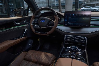 Direksiyon, elektrikli BYD Tang arabası, İçişleri, Kokpit, Enstrüman düğmeleri, BYD Otomobil, Dijital panel enstrümanları, Otomotiv Teknolojisi, Stuttgart, Almanya - 26 Ocak 2024
