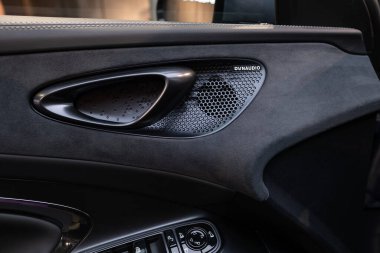 BYD Mühür arabasının bir kısmı, Top Hi-Fi Dynaudio Premium Ses Sistemi, enstrümanlar, otomotiv endüstrisindeki EV teknolojisi, Çinli üretici firma, Stuttgart, Almanya - 26 Ocak 2024