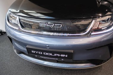 Yeni leylak rengi DOLPHIN Elektrikli Araba, Stüdyoda hatchback Çinli üretici, ısı pompası, galeride zarif bir araç, Frankfurt, Almanya 'da otomotiv endüstrisinde yenilik - 31 Ocak 2024