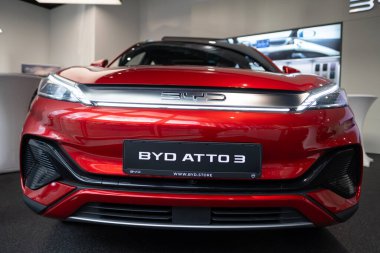 Yeni kırmızı BYD ATTO 3 Car, Electric Vehicle Chinese BYD imalatçısı Studio, Stylish and dynamic C-SUV in showroom, Innovation in automotive industry show, Frankfurt, Almanya - 31 Ocak 2024