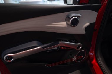 ses sistemi kontrolleri sürücü kapısında, fiziksel düğme anahtarları, joystickler, dahili BYD Atto 3 Electric Car, EV teknoloji otomotiv endüstrisi, Frankfurt 'ta icat - 31 Ocak 2024
