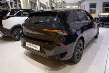 Yeni siyah Opel Astra Eklentili Hibrid otomobil Opel Otomobil GmbH, çağdaş Avrupa 'da EV kullanımındaki eğilimler, Almanya' nın Stuttgart kentindeki otomotiv endüstrisindeki teknolojik gelişmeler - 26 Ocak 2024