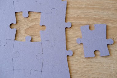 mukavva yapboz parçaları, mantıksal beceriler, bulmaca çözme ve hafıza geliştirme, tamamlama için iş konsepti, hafıza iyileştirme