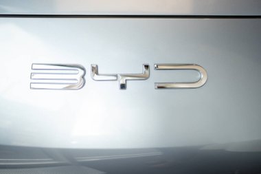 Gri BYD Mühür U 2024 Elektrikli Araba, Kapaklı Logo, Stüdyoda Çinli üretici, Galeride zarif araç, Otomotiv endüstrisinde yenilik Frankfurt, Almanya 'da - 31 Ocak 2024