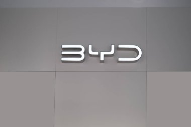 Siyah arka planda parlayan reklam pankartları, Çinli şirket üreticisi BYD Auto, şirket logosu işareti, şirket logotype tabelası, Frankfurt - 31 Ocak 2024