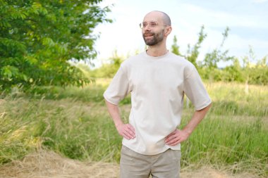 Doğada 30 yaşında ciddi bir erkek, Dudaklara İnce Gülümseme, Psikoloji ve Etki, Ciddiyet ve Kararlılık, Üçüncü Yıldaki Akıl Sağlığı, Açık Hava Meditasyonu, Aktif Yaşam Tarzı