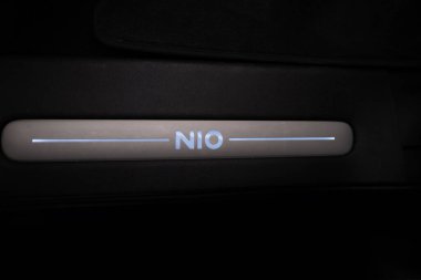 yakın plan logo işareti, marka logotip tabela, İç mekan NIO EL6, reklam paneli modern EV, Çin Elektro-SUV, Avrupa 'da ev, çevre aracı, Frankfurt, Almanya - 31 Ocak 2024