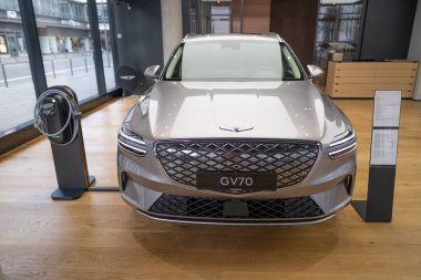 Gri Genesis ELECTRIFIED GV70 elektrikli otomobil, Kore Hyundai Motors firması sergi salonunda, Green Mobility, Innovation in automotive industry show, Frankfurt, Almanya - 31 Ocak 2024