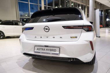 Yeni beyaz Opel Grandland Eklenti Aracı Opel Otomobil GmbH, çağdaş Avrupa 'da EV kullanımındaki eğilimler, Almanya' nın Stuttgart kentindeki otomotiv endüstrisindeki teknolojik gelişmeler - 26 Ocak 2024