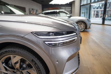 Gri Genesis ELECTRIFIED GV70 elektrikli otomobil, Kore Hyundai Motors firması sergi salonunda, Green Mobility, Innovation in automotive industry show, Frankfurt, Almanya - 31 Ocak 2024