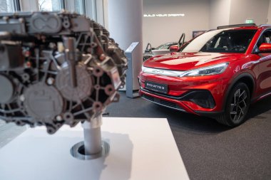 yenilikçi elektrikli motor BYD elektrik arka planda kırmızı BYD ATTO 3, çekiş elektrikli motor Çinli üretici, yüksek tork, İnovasyon otomotiv endüstrisi, Frankfurt - 31 Ocak 2024  
