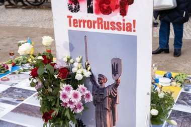 Navalny Anıtı 'nda çiçekler yerde yatıyor, Rus politikacı Alexei Navalny' nin ölümünden sonra yanan mumlar Rusya Federasyonu, Berlin, Almanya Başkonsolosluğu - 18 Şubat 2024