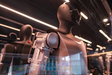 Tesla Bot Optimus 'un robot robotu sergi salonunda, Tesla AI Stratejisi: Elon Musk on FSD, mühendisliğe yenilikçi yaklaşım, Berlin, Almanya' da endüstri fuarında yenilik - 17 Şubat 2024