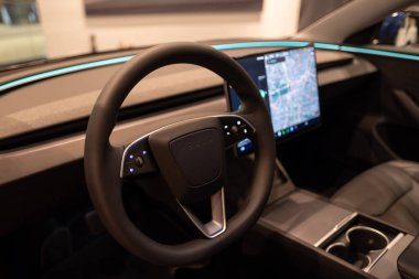 Direksiyon simidi, Tesla elektrikli araba modeli 3 iç mekan, Highland light strip, kokpit modern EV teknolojileri araba üretimi, çevre dostu motorlar, Berlin, Almanya - 17 Şubat 2024