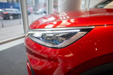 Kırmızı BYD ATTO 3 Car, far lambası Çinli BYD üreticisi, stil ve dinamik C-SUV galeride, otomotiv endüstrisinde yenilik Frankfurt, Almanya 'da - 31 Ocak 2024