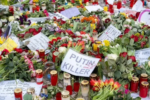 Navalny Anıtı 'nda çiçekler yerde yatıyor, Rus politikacı Alexei Navalny' nin ölümünden sonra yanan mumlar Rusya Federasyonu, Berlin, Almanya Başkonsolosluğu - 18 Şubat 2024
