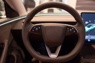 Direksiyon simidi, Tesla elektrikli araba modeli 3 iç mekan, Highland light strip, kokpit modern EV teknolojileri araba üretimi, çevre dostu motorlar, Berlin, Almanya - 17 Şubat 2024