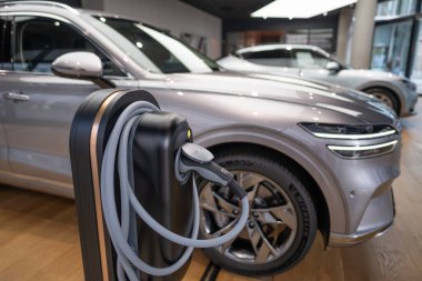 , Gri Genesis ELECTRIFIED GV70, Hyundai Motors firması sergi salonunda, Green Mobility, Innovation in automotive endüstrisi fuarında Frankfurt, Almanya - 31 Ocak 2024 şarj istasyonu