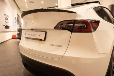 Stüdyoda beyaz Tesla elektrikli araba modeli Y, otomatik pilot ve çevre dostu motorlar, ev Çevresel sürdürülebilirlik, otomotiv endüstrisi ve karbon emisyonlarının azaltılması, Berlin, Almanya - 17 Şubat 2024