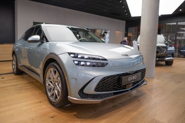 Yeni Genesis GV60 Electric Car, tamamı elektrikli cip Kore markası Hyundai Company in showroom, EV in Europe, Eco-Friendly Innovation in automotive industry show, Frankfurt, Almanya - 31 Ocak 2024