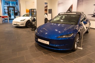 mavi Tesla elektrikli araba modeli Stüdyo 3, otomatik pilot ve çevre dostu motorlar, ev Çevresel sürdürülebilirlik, otomotiv endüstrisi ve karbon emisyonlarının azaltılması, Berlin, Almanya - 17 Şubat 2024