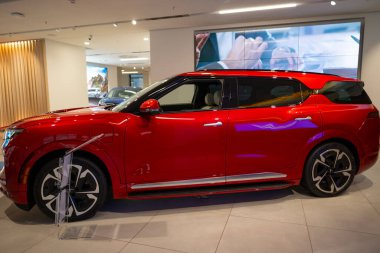 Stüdyoda yeni kırmızı Vinfast vf 9 elektrikli SUV, Vietnam otomotiv endüstrisinde gelişmiş teknolojiler, çevresel sürdürülebilirlik, araba bayileri, test sürüşleri, Berlin, Almanya - 17 Şubat 2024