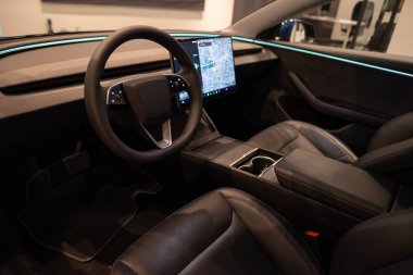 Direksiyon simidi, Tesla elektrikli araba modeli 3 iç mekan, Highland light strip, kokpit modern EV teknolojileri araba üretimi, çevre dostu motorlar, Berlin, Almanya - 17 Şubat 2024