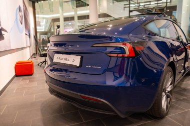 mavi Tesla elektrikli araba modeli Stüdyo 3, otomatik pilot ve çevre dostu motorlar, ev Çevresel sürdürülebilirlik, otomotiv endüstrisi ve karbon emisyonlarının azaltılması, Berlin, Almanya - 17 Şubat 2024