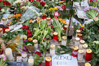 Navalny Anıtı 'nda çiçekler yerde yatıyor, Rus politikacı Alexei Navalny' nin ölümünden sonra yanan mumlar Rusya Federasyonu, Berlin, Almanya Başkonsolosluğu - 18 Şubat 2024