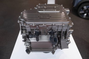 yenilikçi elektrikli motor BYD Electric Car, logo on cap, traction electric motor Çinli imalatçı, yüksek tork, otomotiv endüstrisindeki yenilik Frankfurt, Almanya 'da - 31 Ocak 2024