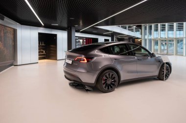 Tesla Model Y performans quicksilver batarya orta ölçekli elektrikli arazi aracı Tesla, Çevresel sürdürülebilirlik, Yenilik otomotiv fuarı Berlin, Almanya 'da - 18 Şubat 2024