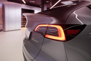 Yakın plan gri elektrikli Tesla modeli performans quicksilver dikiz görüşü, Tesla, Çevresel sürdürülebilirlik, Berlin, Almanya - 18 Şubat 2024