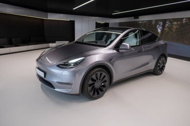 Tesla Model Y performans quicksilver batarya orta ölçekli elektrikli arazi aracı Tesla, Çevresel sürdürülebilirlik, Yenilik otomotiv fuarı Berlin, Almanya 'da - 18 Şubat 2024