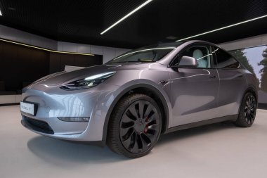 Tesla araba modeli Y Grey performans quicksilver Studio 'da, gri elektrikli araç showroom' da, alternatif enerji geliştirme konsepti, Elon Musk şirketi, Berlin, Almanya - 18 Şubat 2024