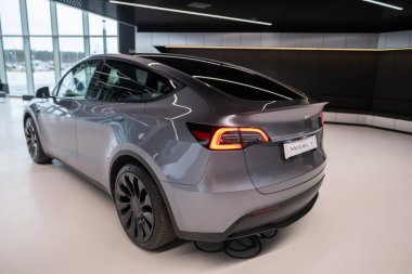 Yeni gri elektrikli tesla modeli Quicksilver performans dikiz aynası, otomotiv endüstrisi, çapraz SUV Avrupa 'da Tesla, EV, Çevresel sürdürülebilirlik, Berlin, Almanya - 18 Şubat 2024