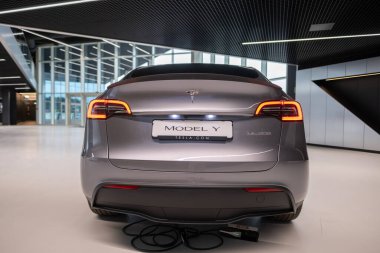 Yeni gri elektrikli tesla modeli Quicksilver performans dikiz aynası, otomotiv endüstrisi, çapraz SUV Avrupa 'da Tesla, EV, Çevresel sürdürülebilirlik, Berlin, Almanya - 18 Şubat 2024