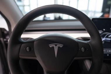 yakın çekim direksiyon, iç mekan, Tesla araba modeli Y 'nin kokpiti, elektrikli araç, otomotiv endüstrisindeki yenilik, alternatif enerji geliştirme konsepti, Berlin, Almanya - 18 Şubat 2024