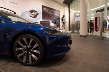 mavi Tesla elektrikli araba modeli Stüdyo 3, otomatik pilot ve çevre dostu motorlar, ev Çevresel sürdürülebilirlik, otomotiv endüstrisi ve karbon emisyonlarının azaltılması, Berlin, Almanya - 17 Şubat 2024