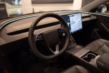 Direksiyon simidi, Tesla elektrikli araba modeli 3 iç mekan, Highland light strip, kokpit modern EV teknolojileri araba üretimi, çevre dostu motorlar, Berlin, Almanya - 17 Şubat 2024